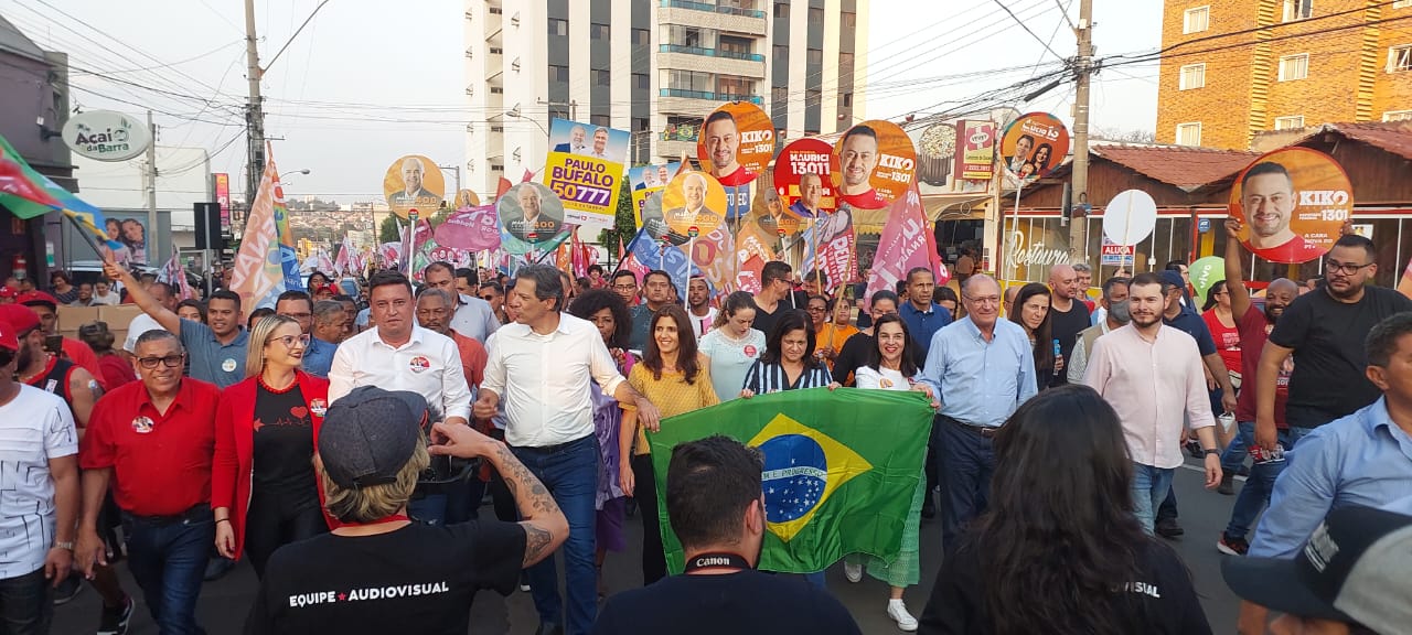 Morador joga ovos contra Haddad (PT) durante agenda no interior