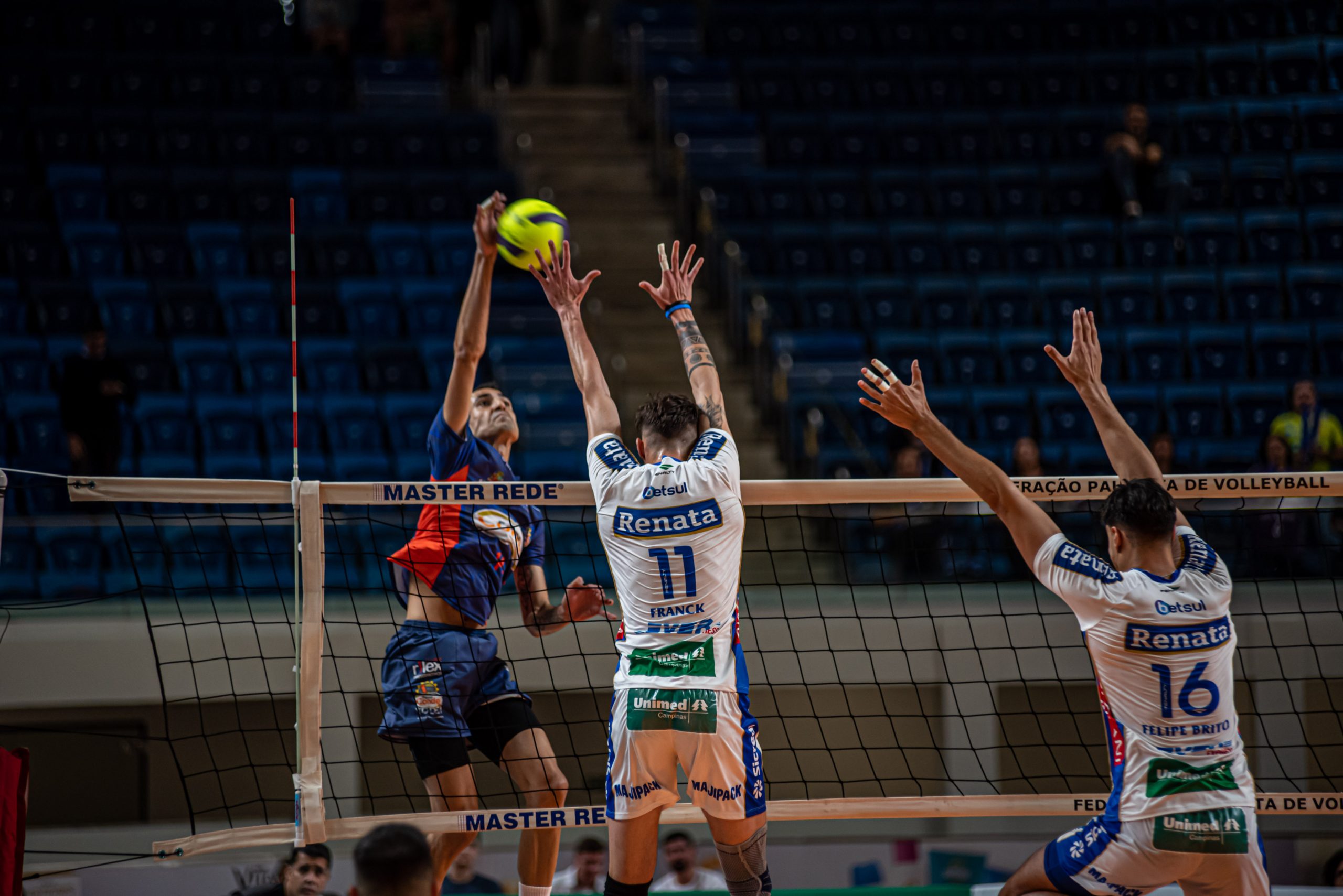 Vôlei Renata vence fora de casa e fica a uma vitória da semifinal