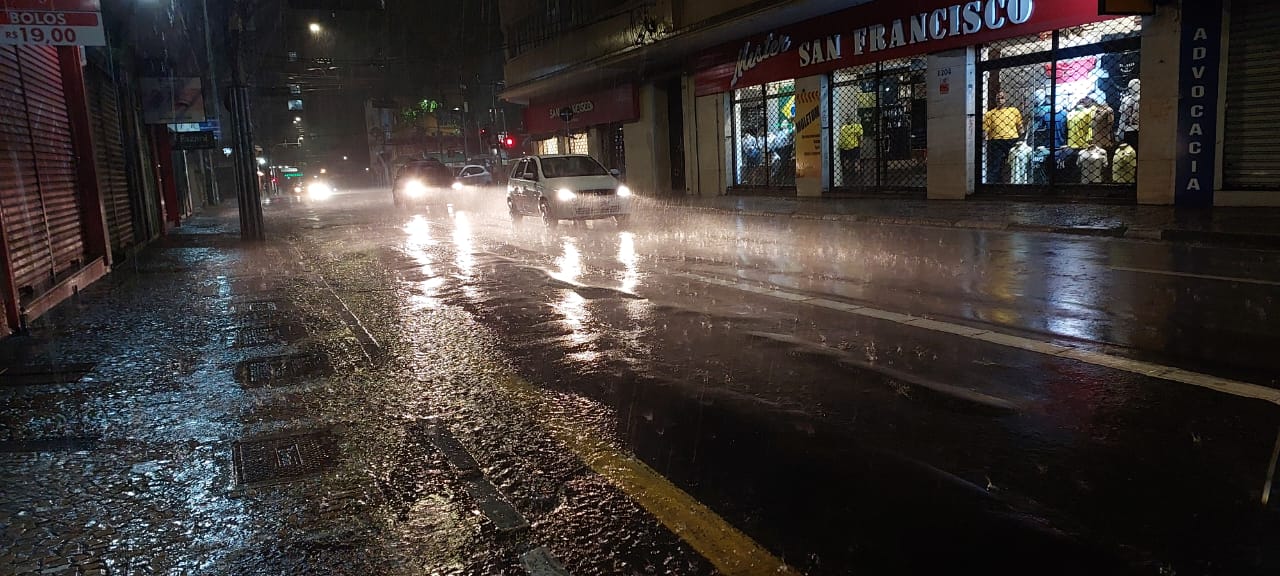 Campinas registra alagamentos, queda de árvores e muros após tempestade