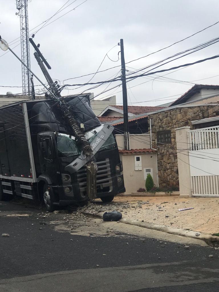 Caminhão desgovernado atinge poste e quase invade casa no Pq. Via Norte
