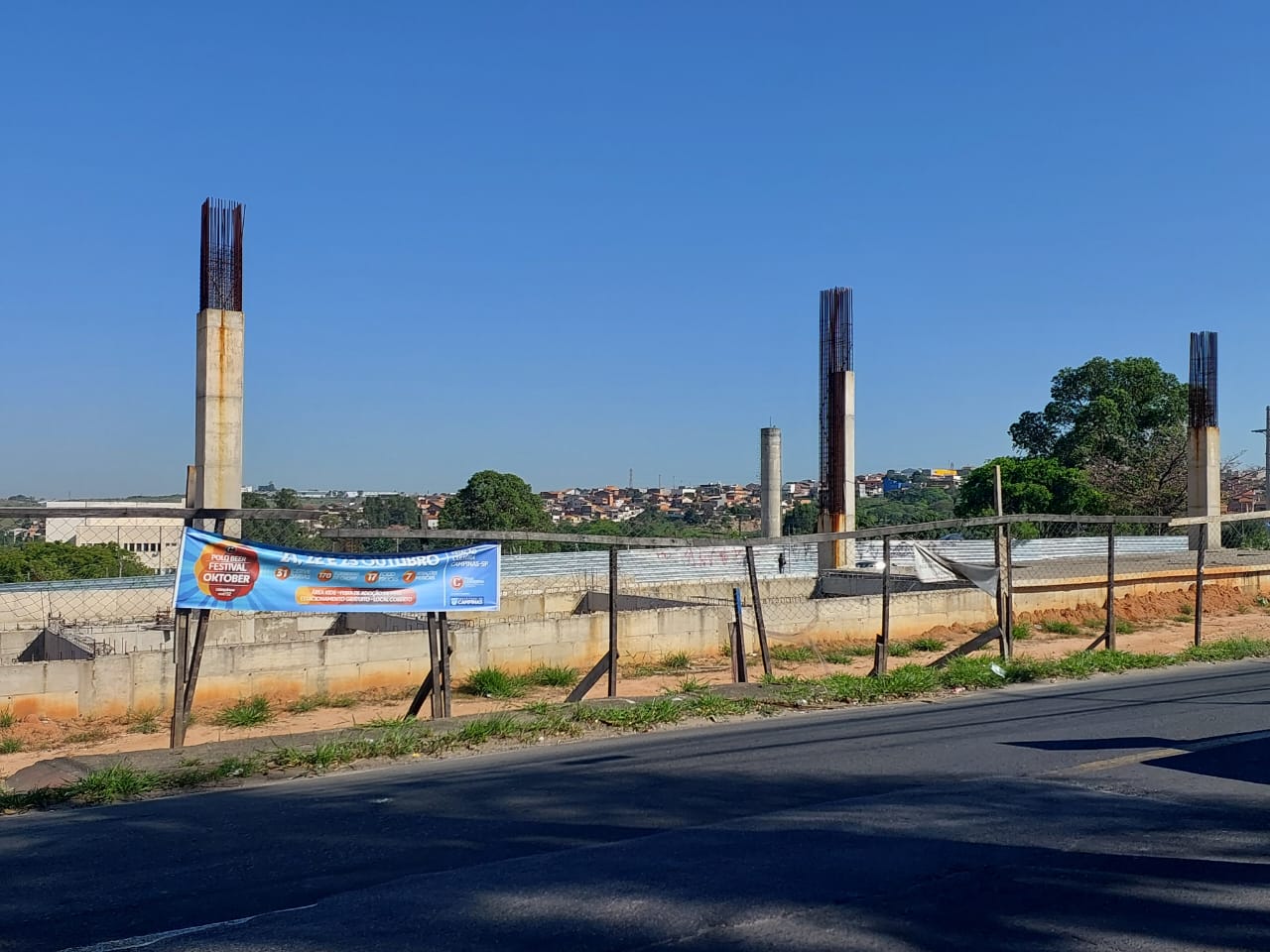 Contraste entre os dois corredores do BRT desagrada população do Ouro Verde