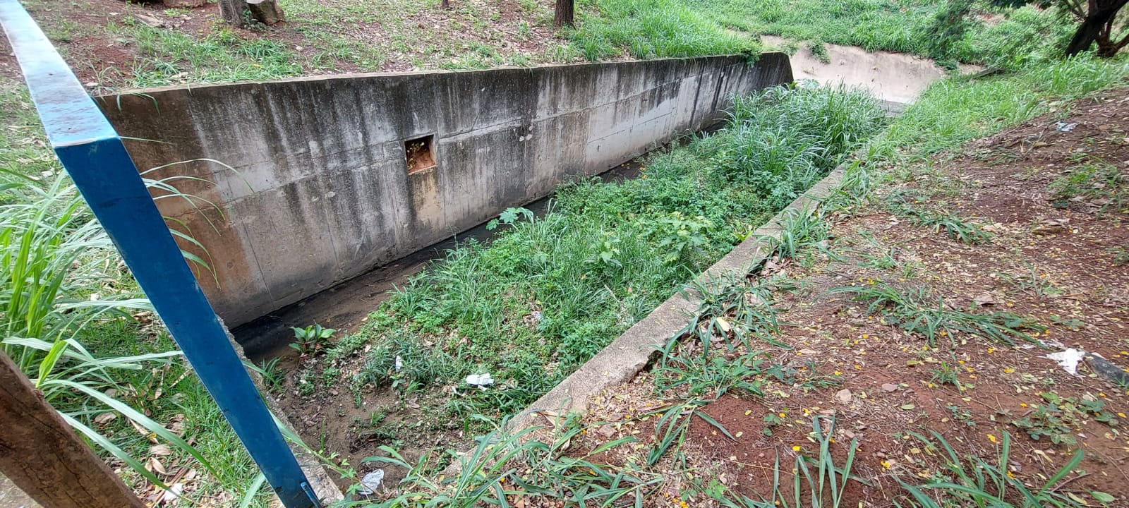 Entulho bloqueia fluxo de água do córrego do Piçarrão, na Vila Industrial