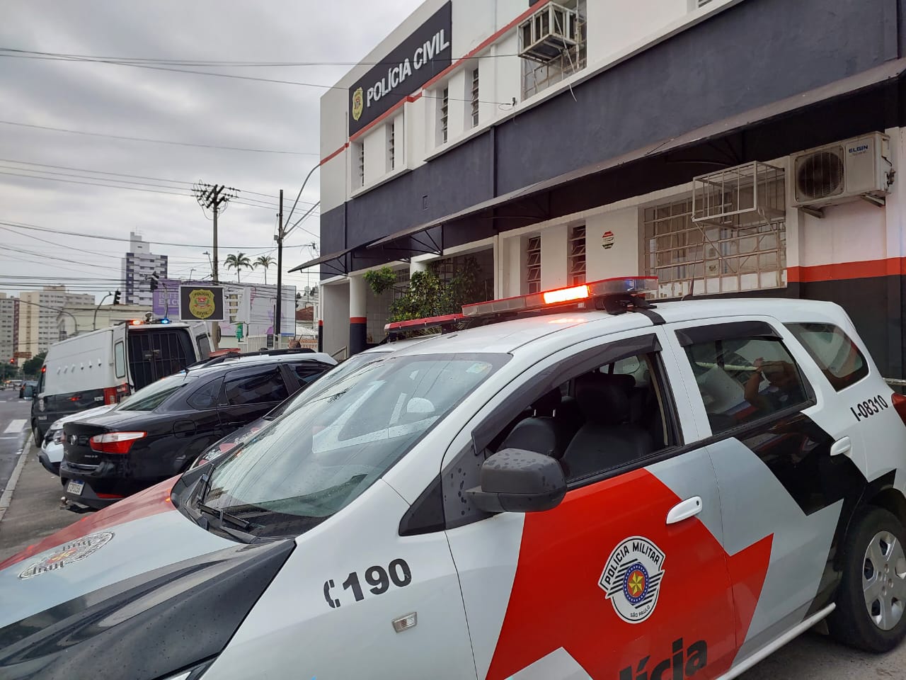 Dois são presos após assaltar farmácia na Rua Maria Monteiro