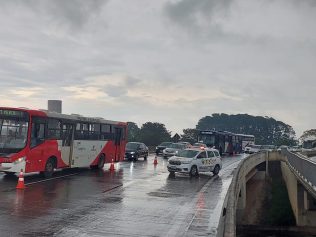 Motociclista fica em estado grave após acidente no Trevo da Bosch