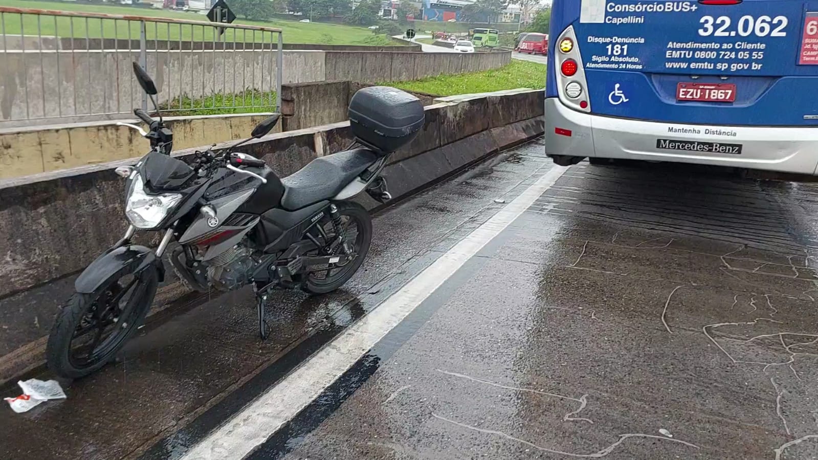 Motociclista fica em estado grave após acidente no Trevo da Bosch
