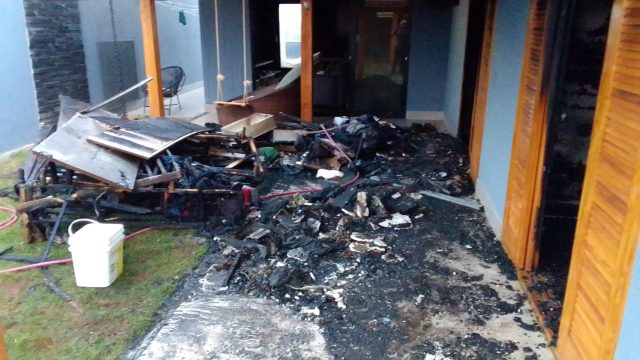 Polícia busca por criminosos que incendiaram casa de PM em Piracicaba