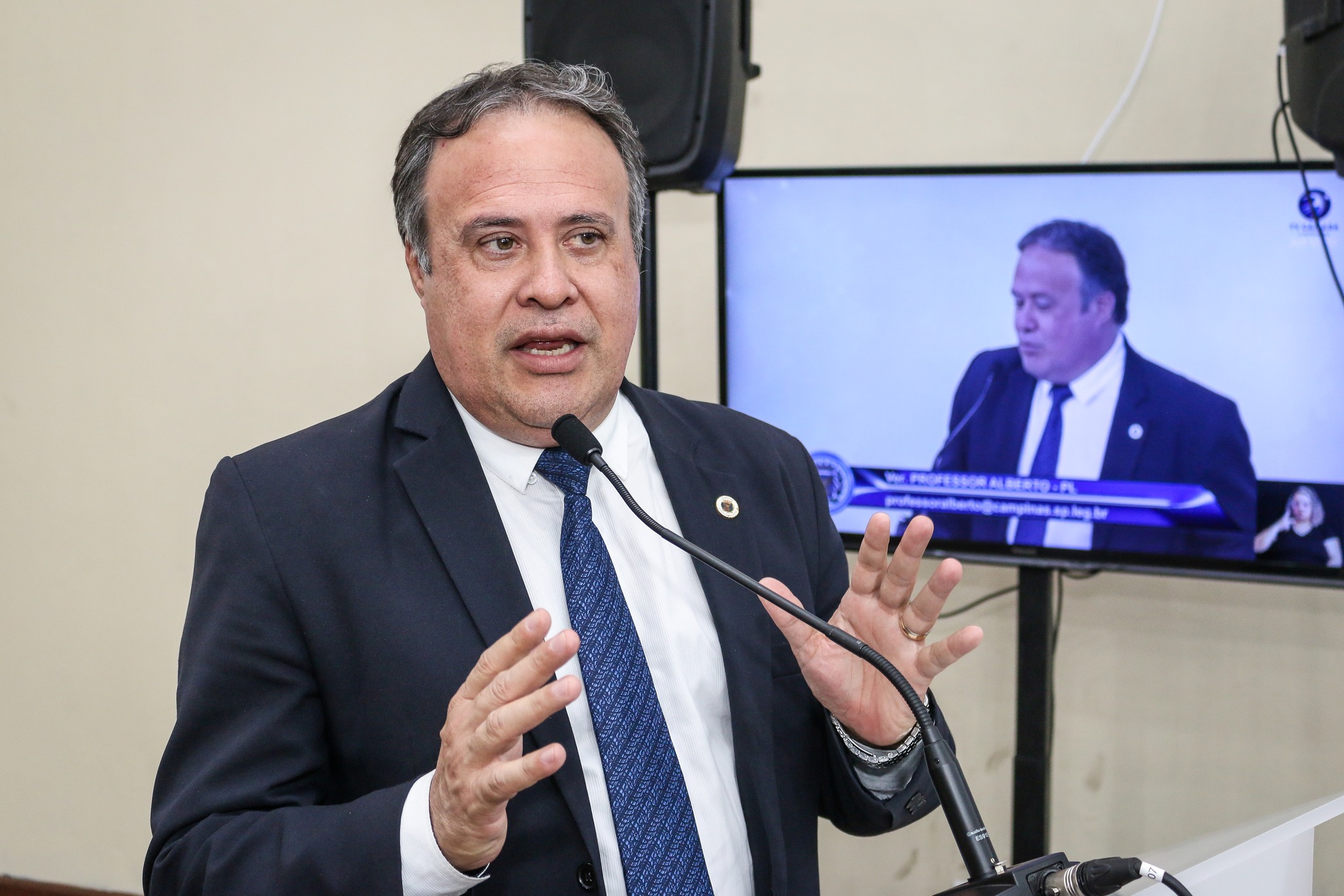 Professor Alberto afirma que projetos da Câmara não param durante a CPI