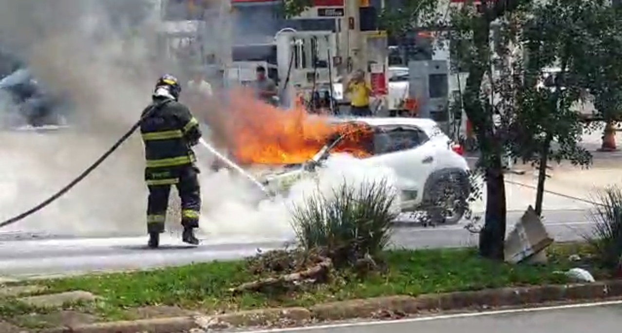 Carro pega fogo próximo ao Castelo e bloqueia avenida em Campinas