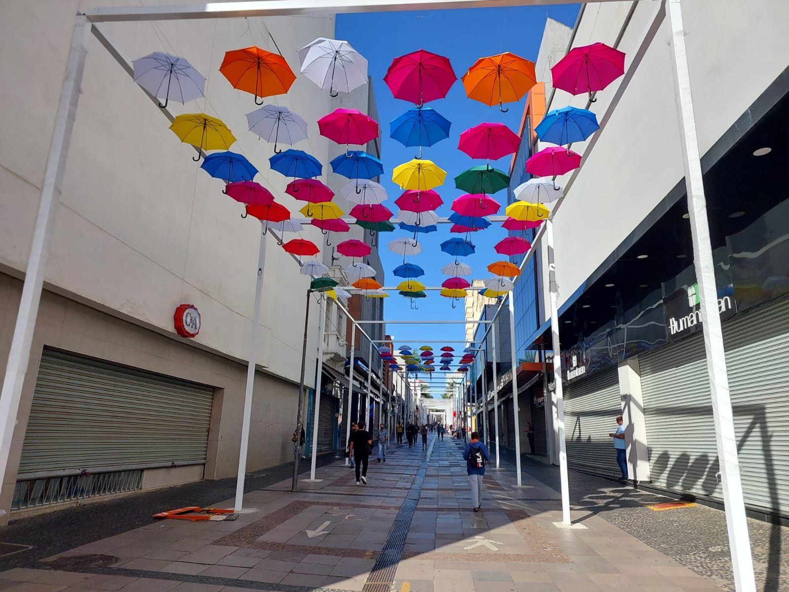 Guarda-chuvas coloridos da Rua 13 de Maio começam a ser instalados