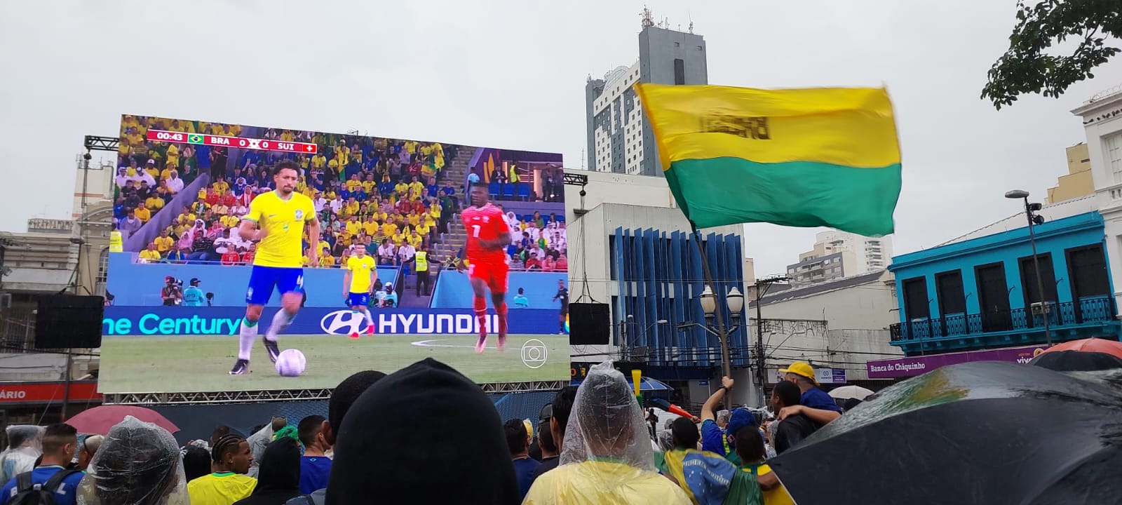 Torcida enfrenta chuva para acompanhar Brasil x Suíça