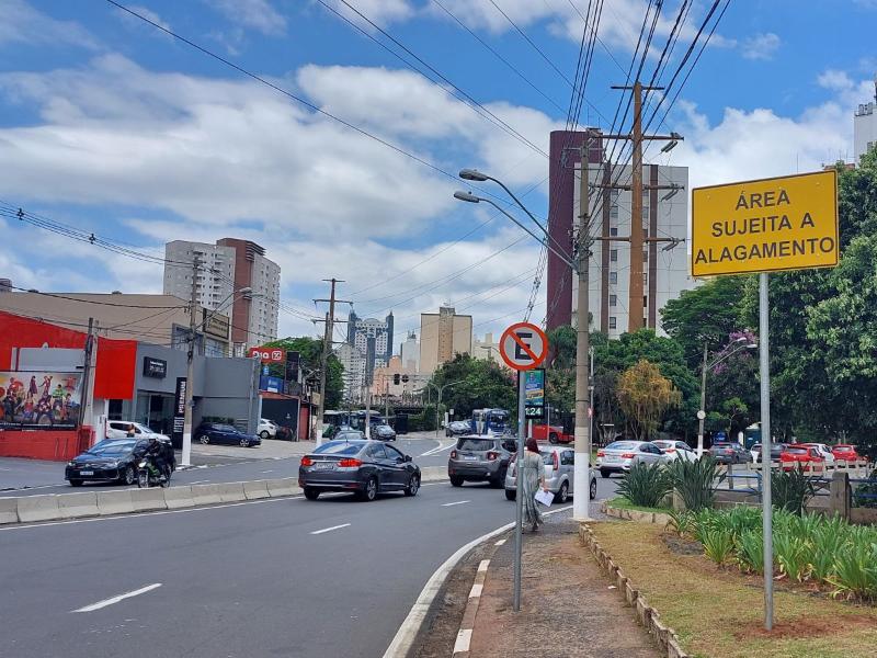 Sem destinar verbas para obras, prefeitura coloca placas em locais de enchentes