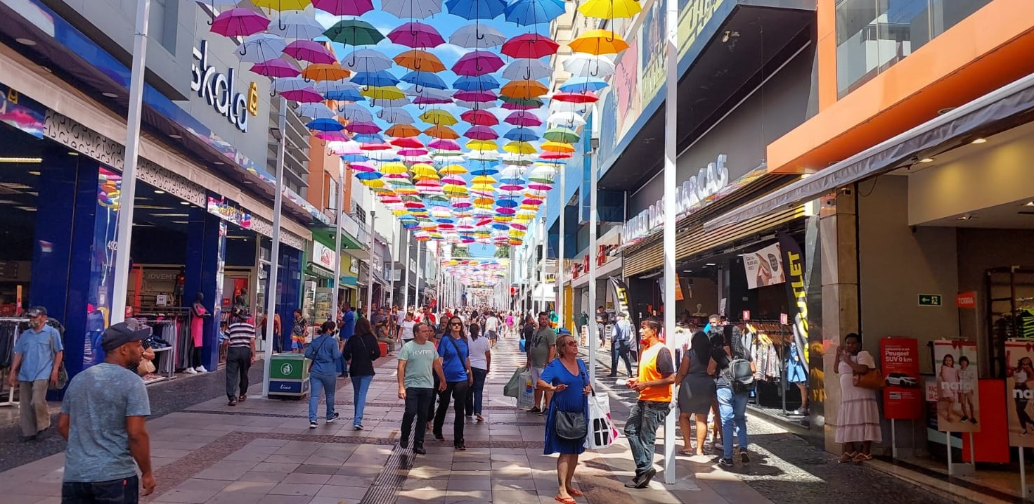 Consumidor enfrenta filas na 13 de Maio para as últimas compras de natal