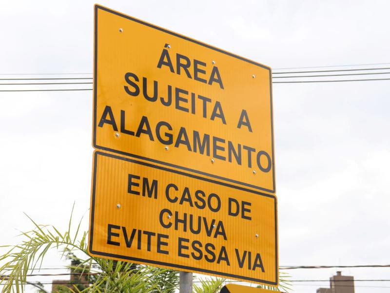 Mais quatro pontos recebem placas com avisos sobre alagamentos