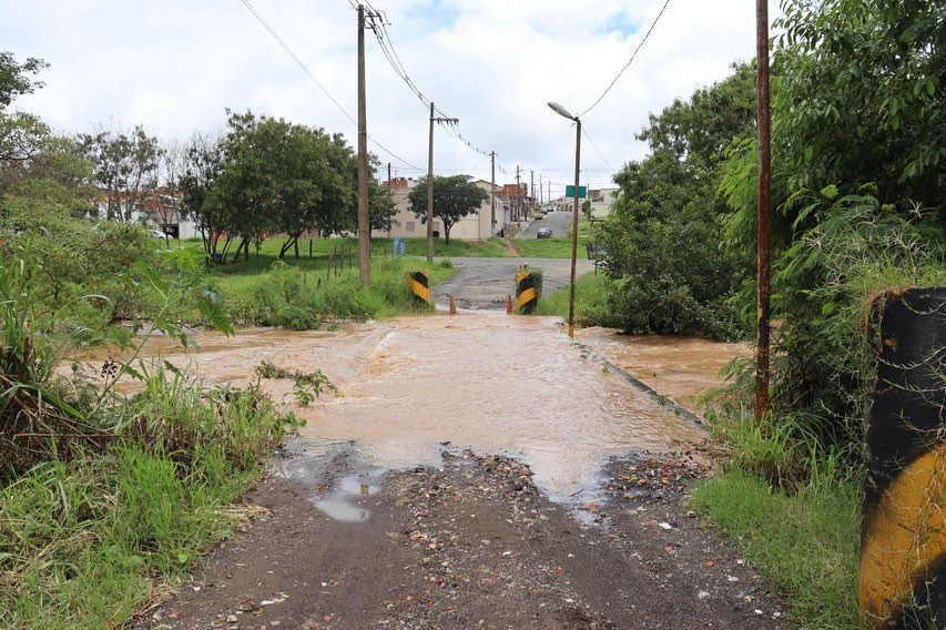 Água do Rio Capivari sobe; casas são inundadas e ponte está interditada