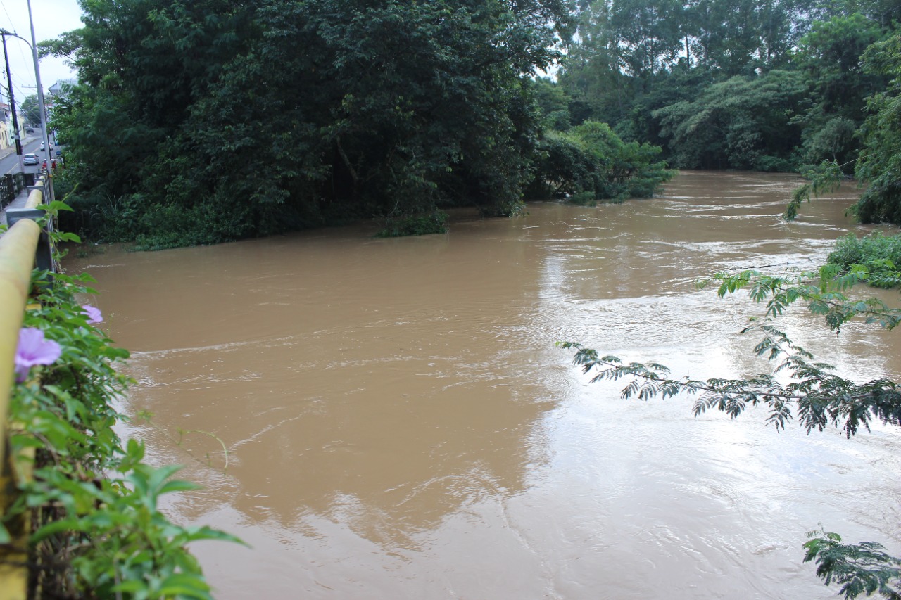Rio Capivari está a ponto de transbordar na cidade; Defesa Civil está em alerta