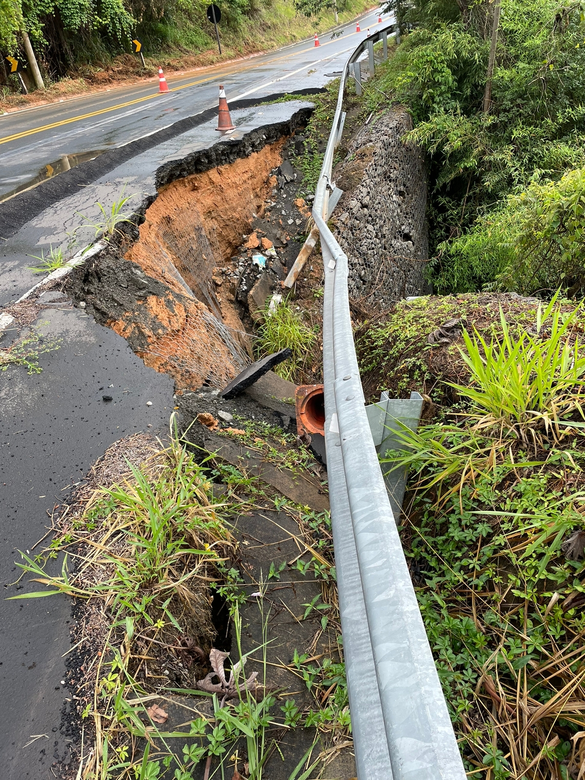 Rodovia que liga Serra Negra a Itapira está interditada por causa das chuvas