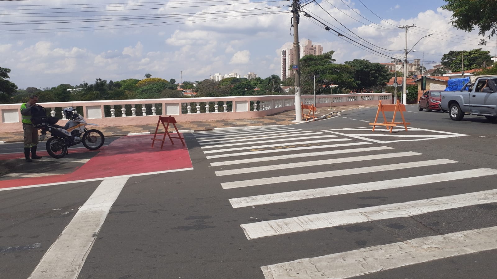 Trânsito de veículos é liberado na Av. Papa Pio XII em frente à EsPCEx