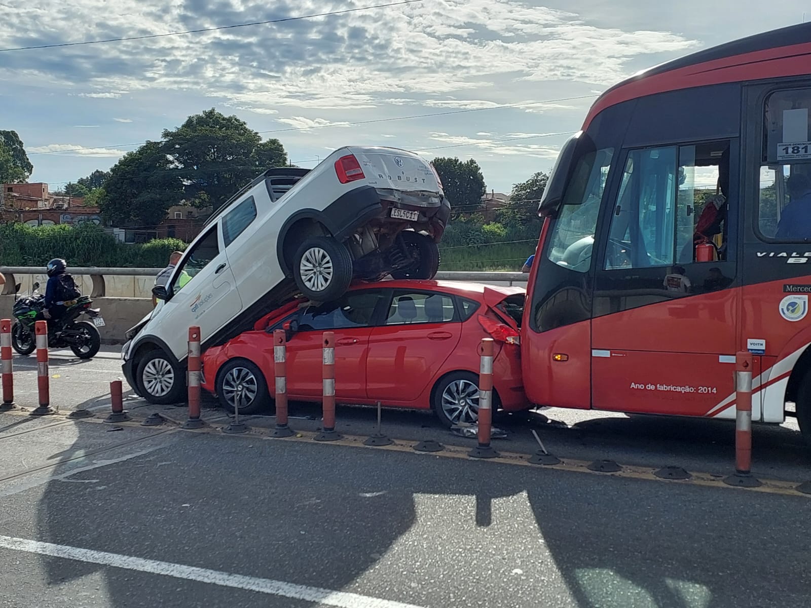 Engavetamento expõe risco pela demora na obra do viaduto da Av. JB Dunlop
