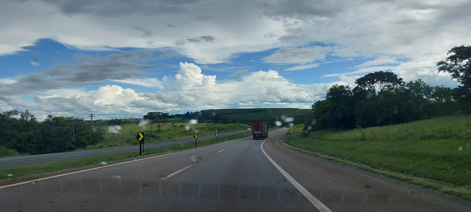 Homem morre após acidente com caminhão-guincho na SP-340