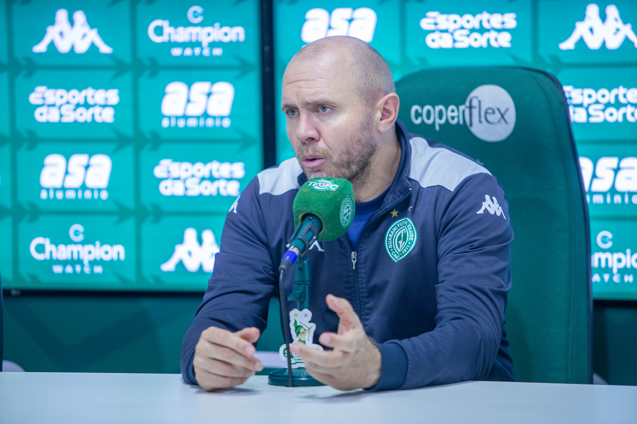 Mozart exalta atuação do Guarani na vitória contra o Santos e elogia atuação de atacante