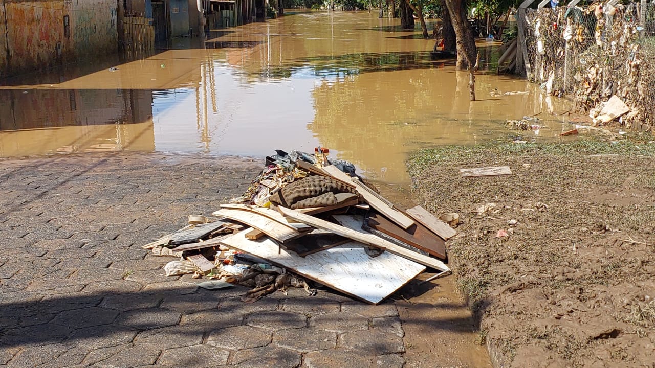 Nível do rio baixa, mas alagamentos e problemas persistem em Capivari
