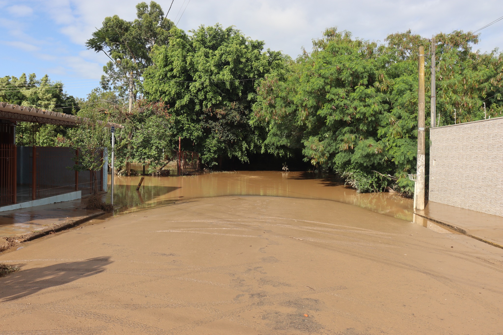 Rio Capivari transborda e famílias ribeirinhas são resgatadas