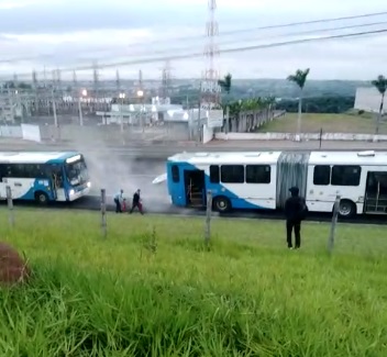 Ônibus tem princípio de incêndio na Rodovia Santos Dumont