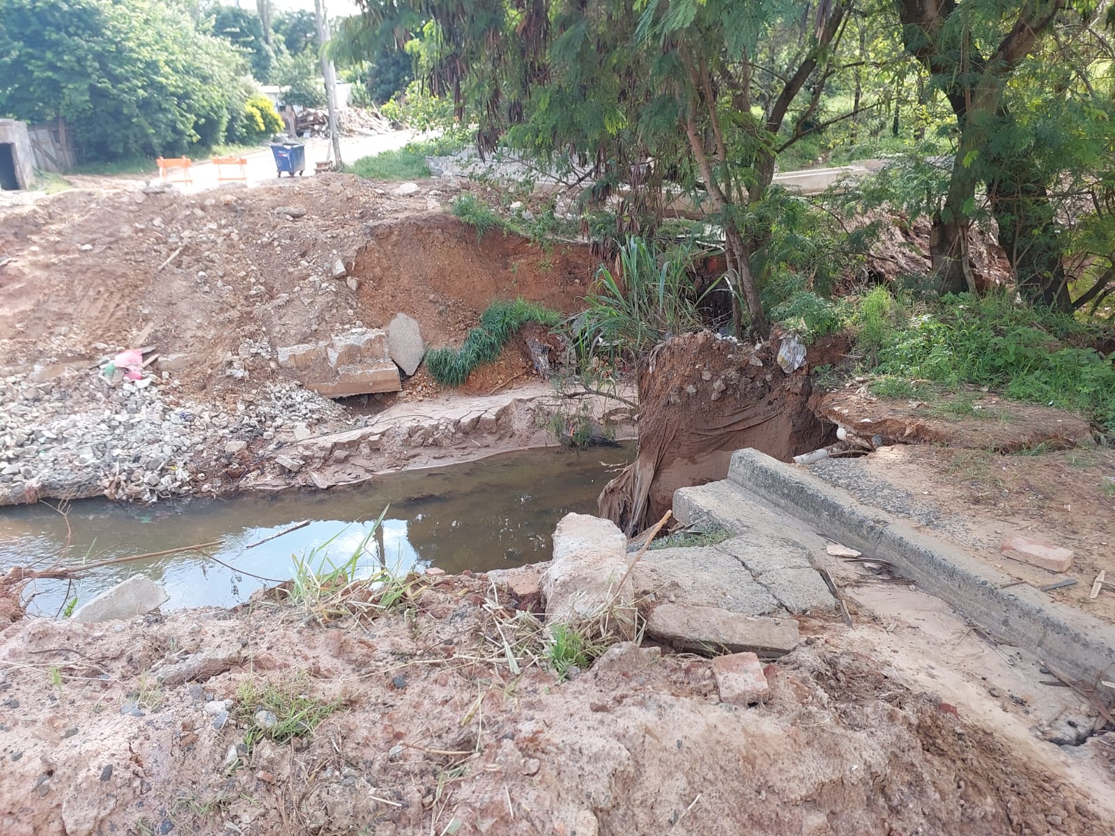 Ponte do Jardim da Bandeiras que desabou, em Campinas, passa por limpeza