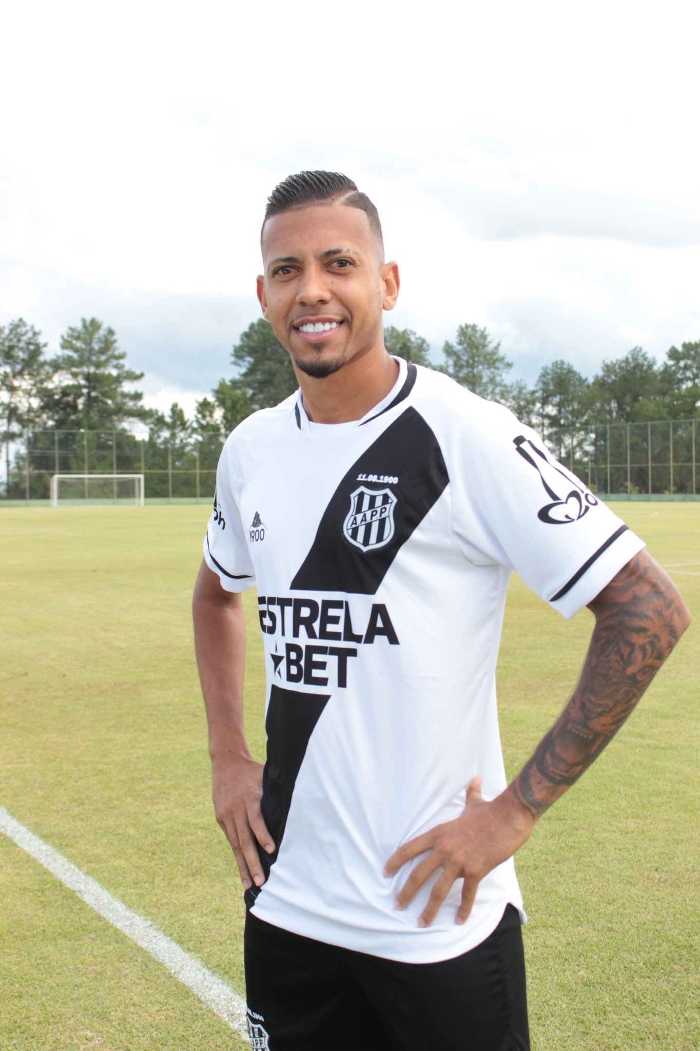Ponte Preta oficializa a contratação de Weverton para a temporada 2023