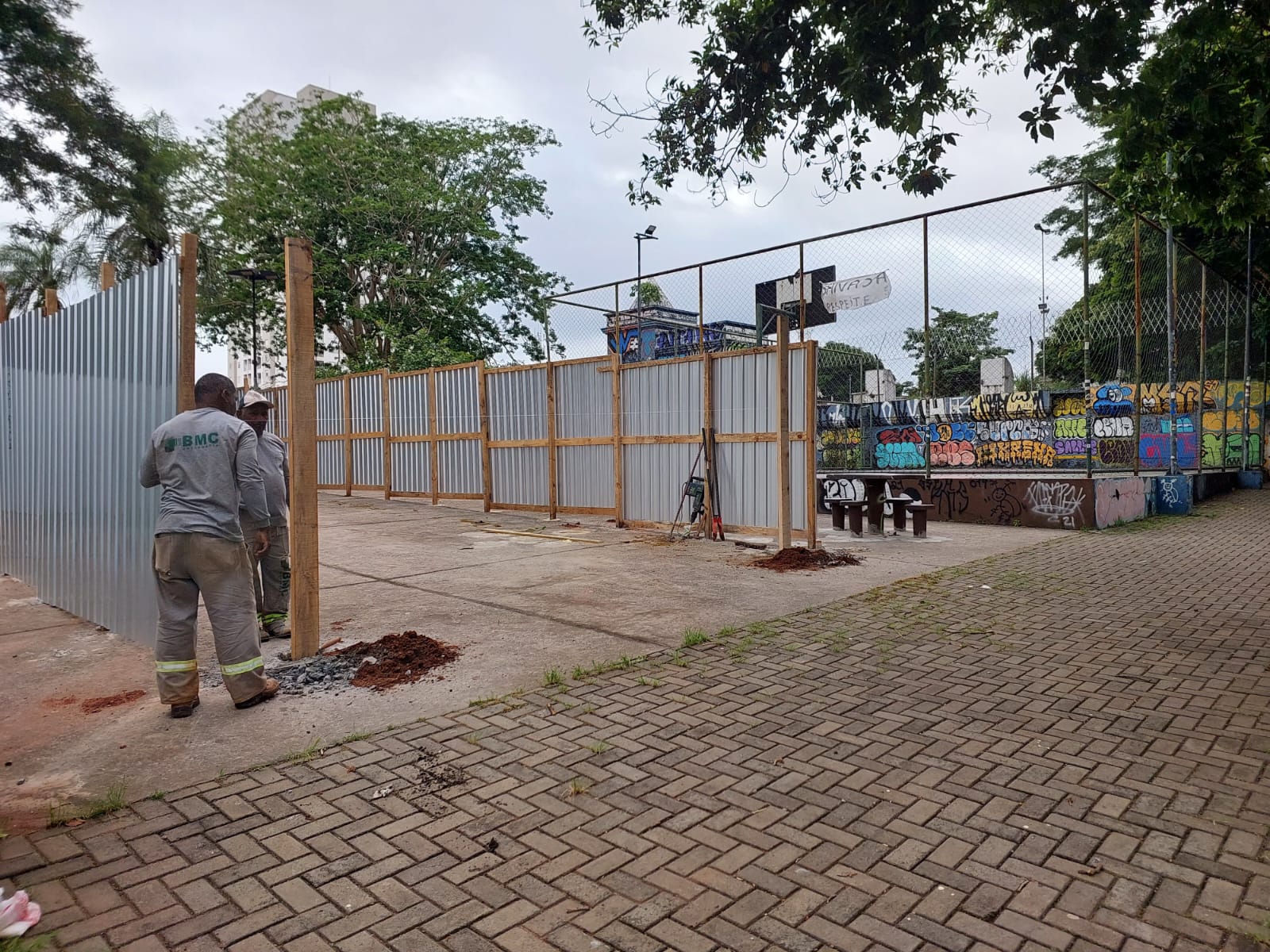 Praça das Águas de Campinas começou a ser fechada com tapumes para obras