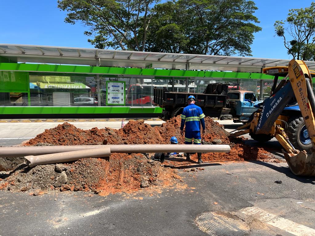 Rompimento de rede complica trânsito na Avenida das Amoreiras