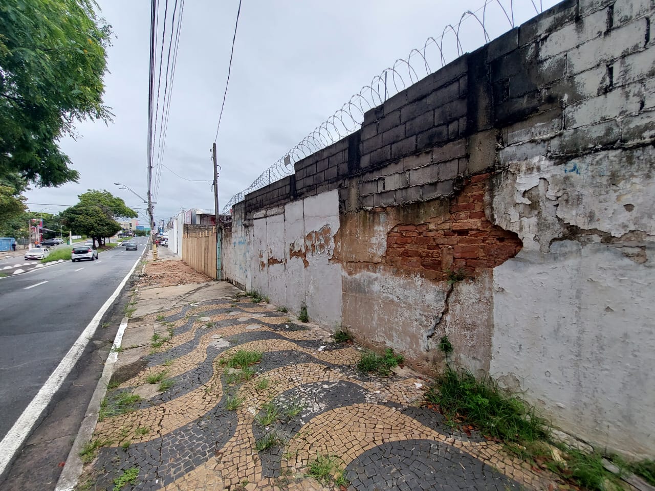 Situação de muro do Cemitério da Saudade gera receio de novas quedas