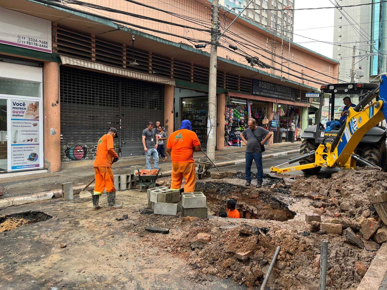 Buraco na Barão de Jaguara causa prejuízos para estacionamentos