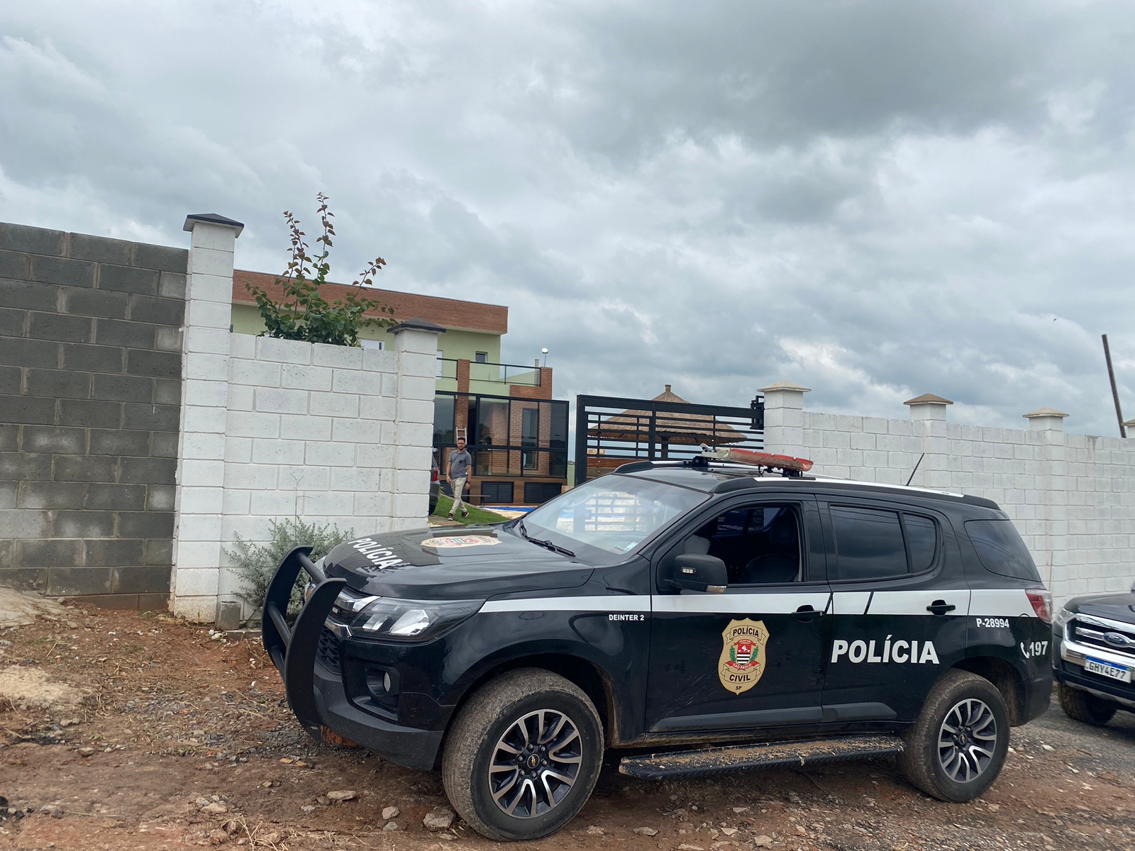 Morador é morto após trio invadir casa e manter família refém em Hortolândia