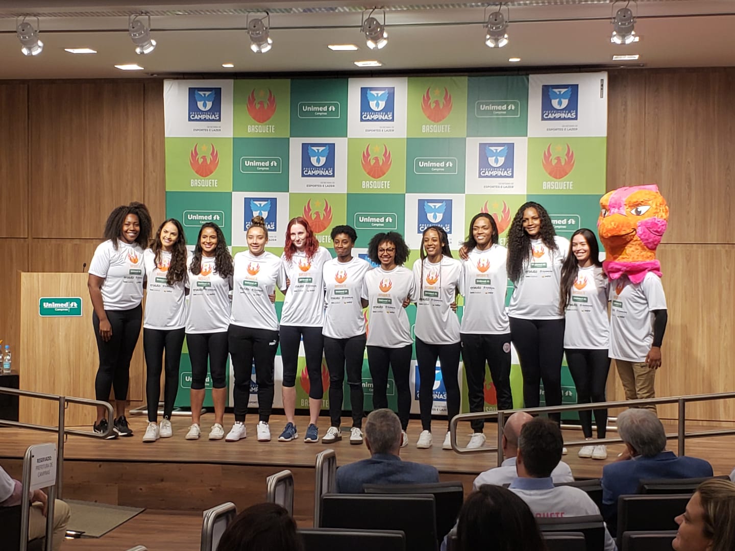 Basquete feminino apresenta time e novo patrocinador máster para a temporada 2023