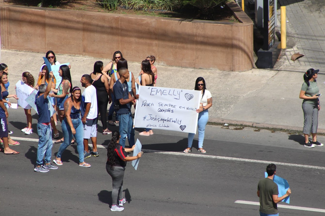 Família de jovem que morreu na Maternidade após procedimento faz protesto