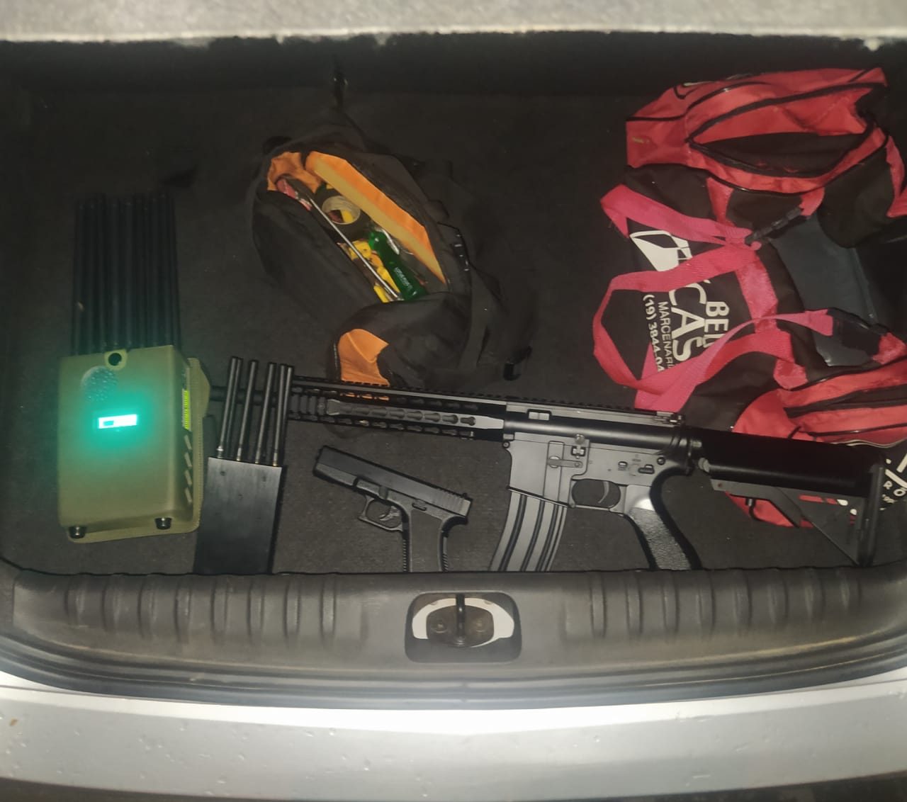 Homem é preso com carro roubado e armas falsas na Vila Esperança
