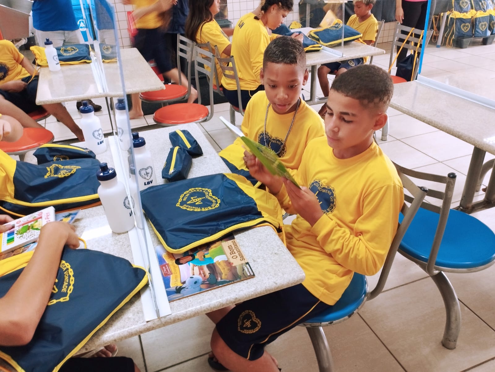 LBV entrega kits escolares a jovens atendidos em Campinas