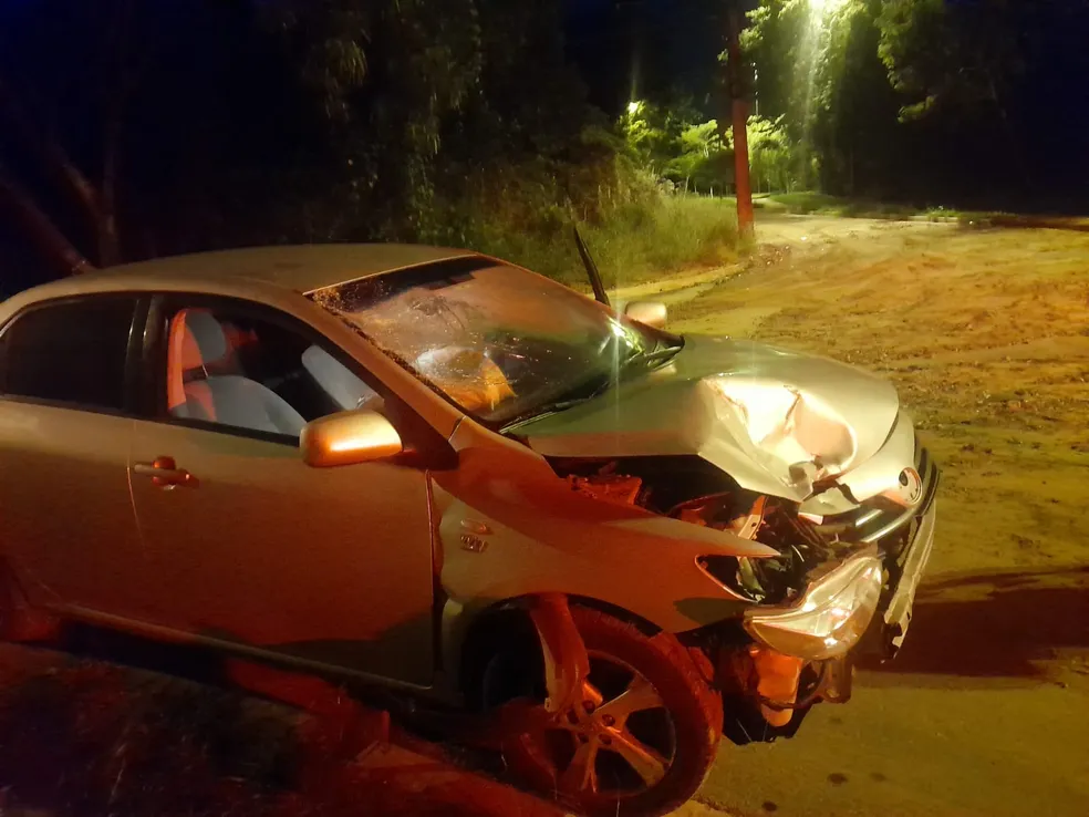 Motociclista fica ferido após ser atingido por carro em alta velocidade