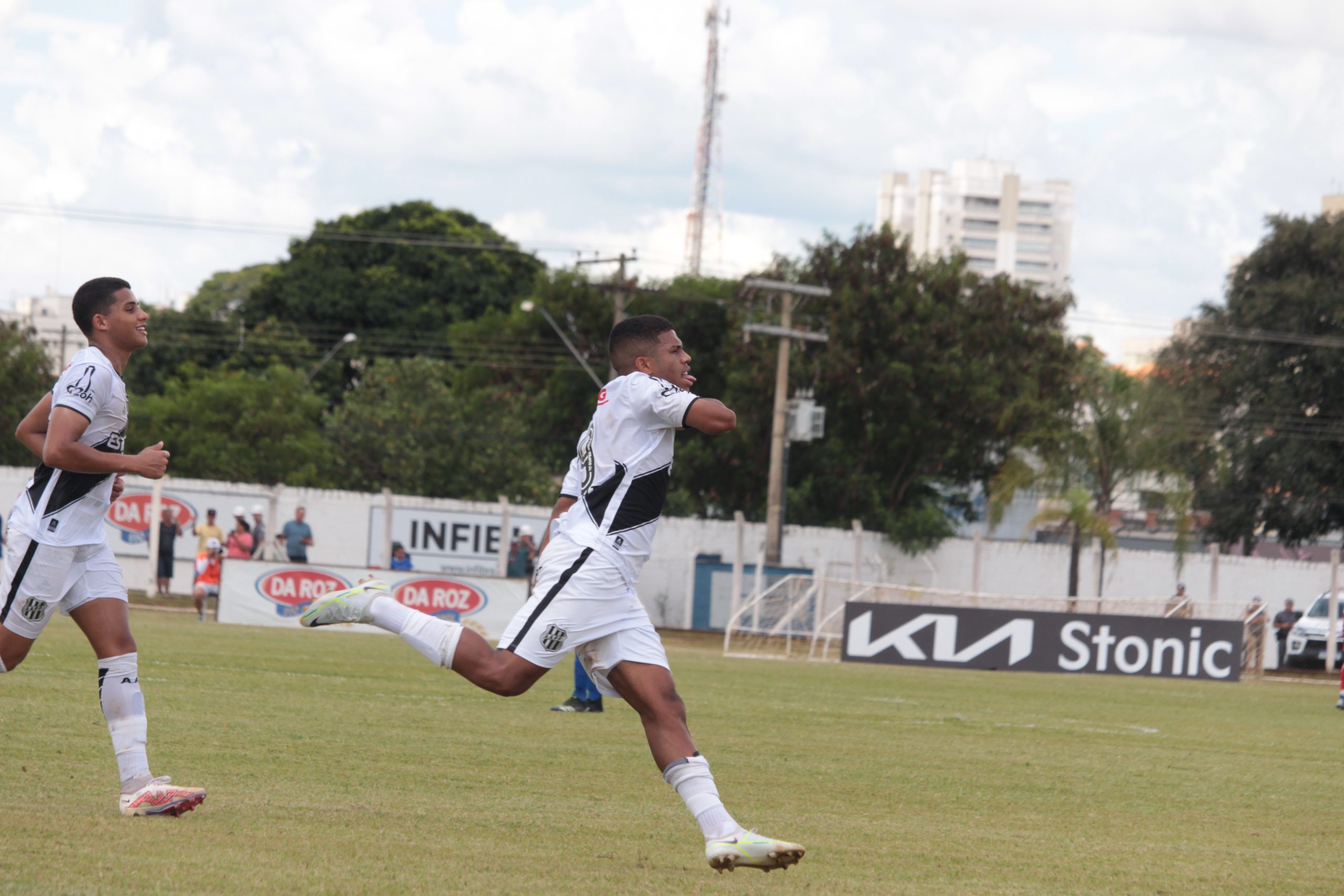 Ponte Preta vence Lemense fora de casa com show dos jogadores da base
