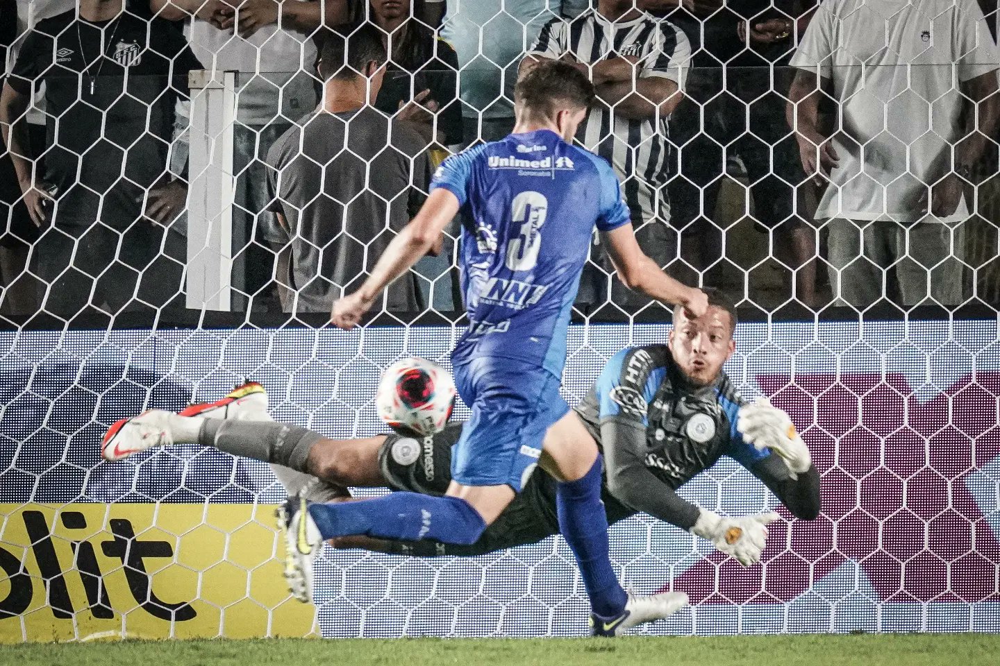 São Bento deve ter mudança no gol para enfrentar o Guarani