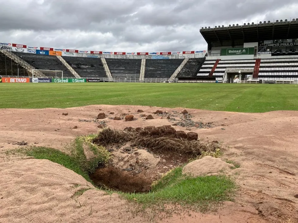 Temporal de sábado abriu duas crateras no estádio de Limeira