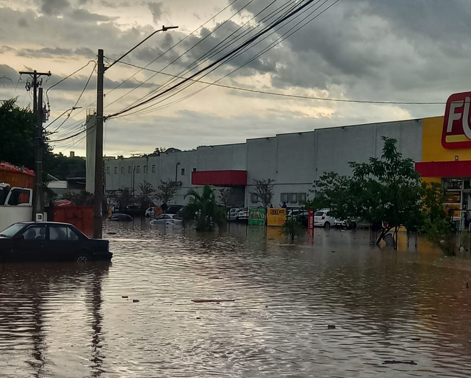 Temporal que atingiu a região causa estragos em Valinhos e Vinhedo 