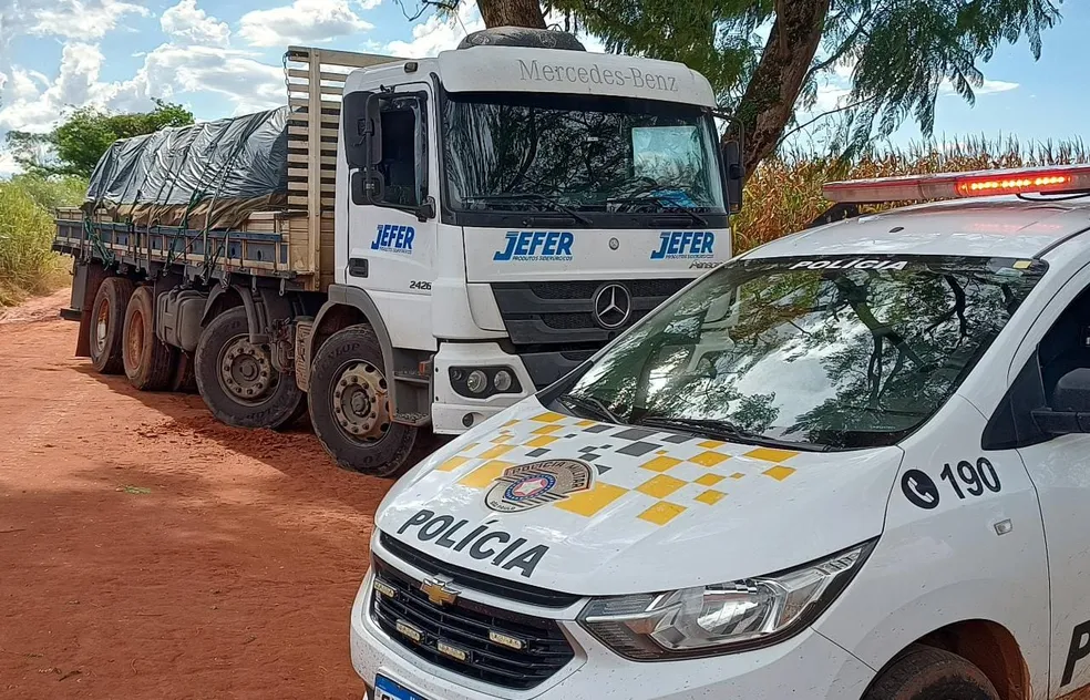Caminhão com tubos metálicos é roubado; polícia consegue prender suspeito