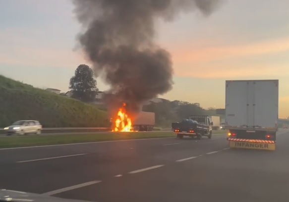Anel Viário está liberado após carreta pegar fogo