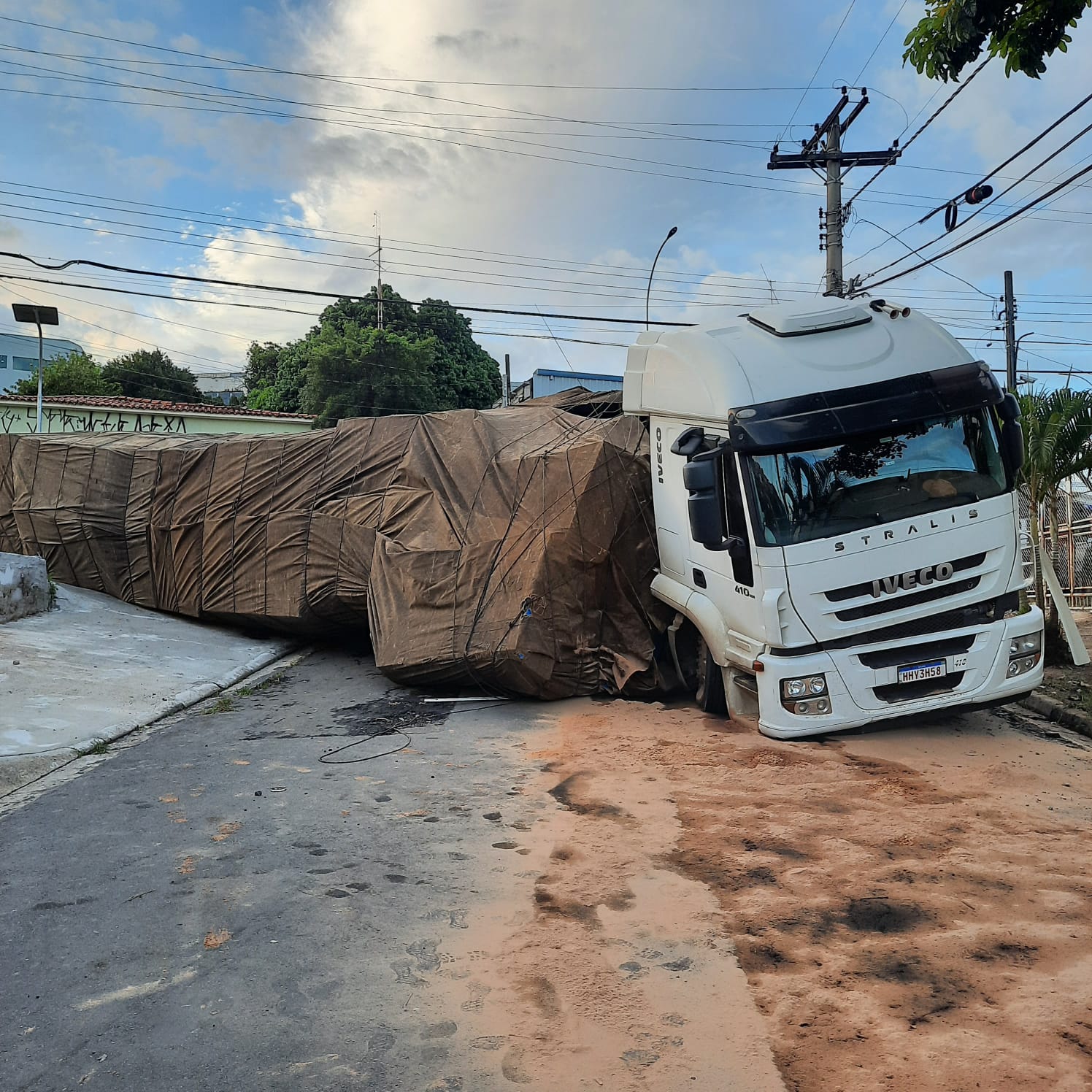 Caminhão tomba e fecha rua no Novo Campos Elíseos