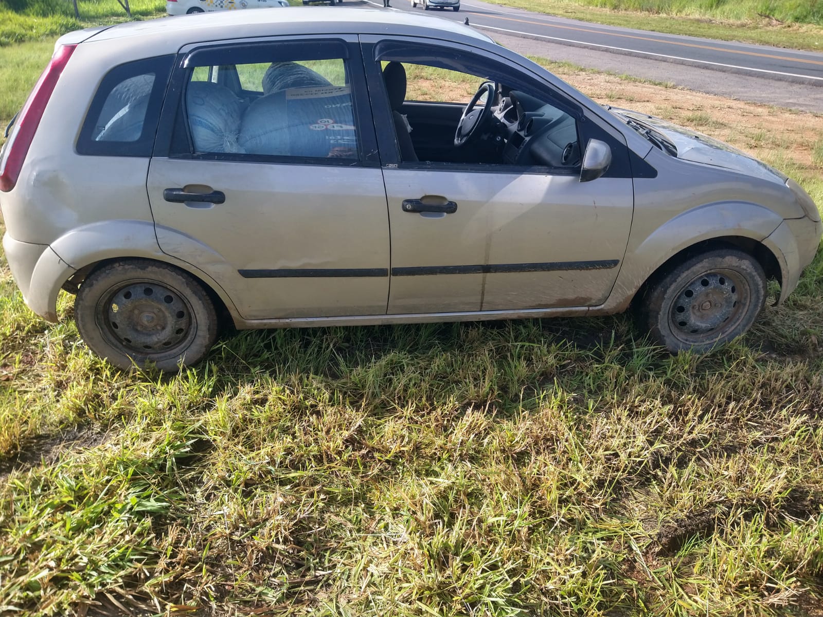 Carro é abandonado em estrada com 10 sacas de café em Socorro