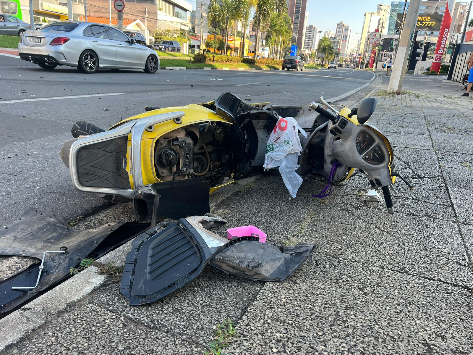 Colisão na Norte-Sul deixa motociclista ferida e causa bloqueio no trânsito