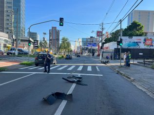 Colisão na Norte-Sul deixa motociclista ferida e causa bloqueio no trânsito