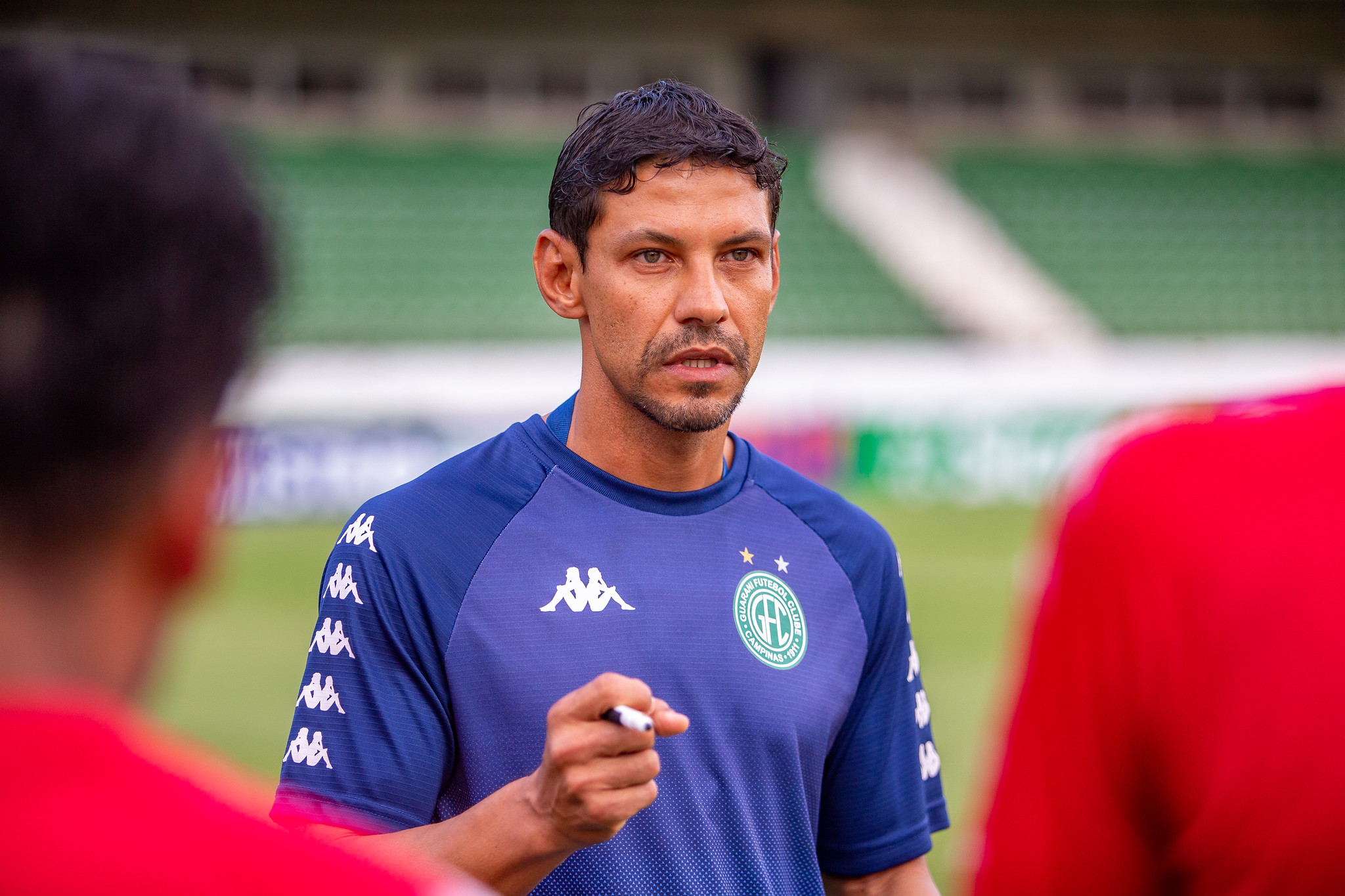 Com passagens pelo futebol português, Moisés Moura elogia Abel Ferreira, mas acredita em estratégia do Bugre para superar o Palmeiras